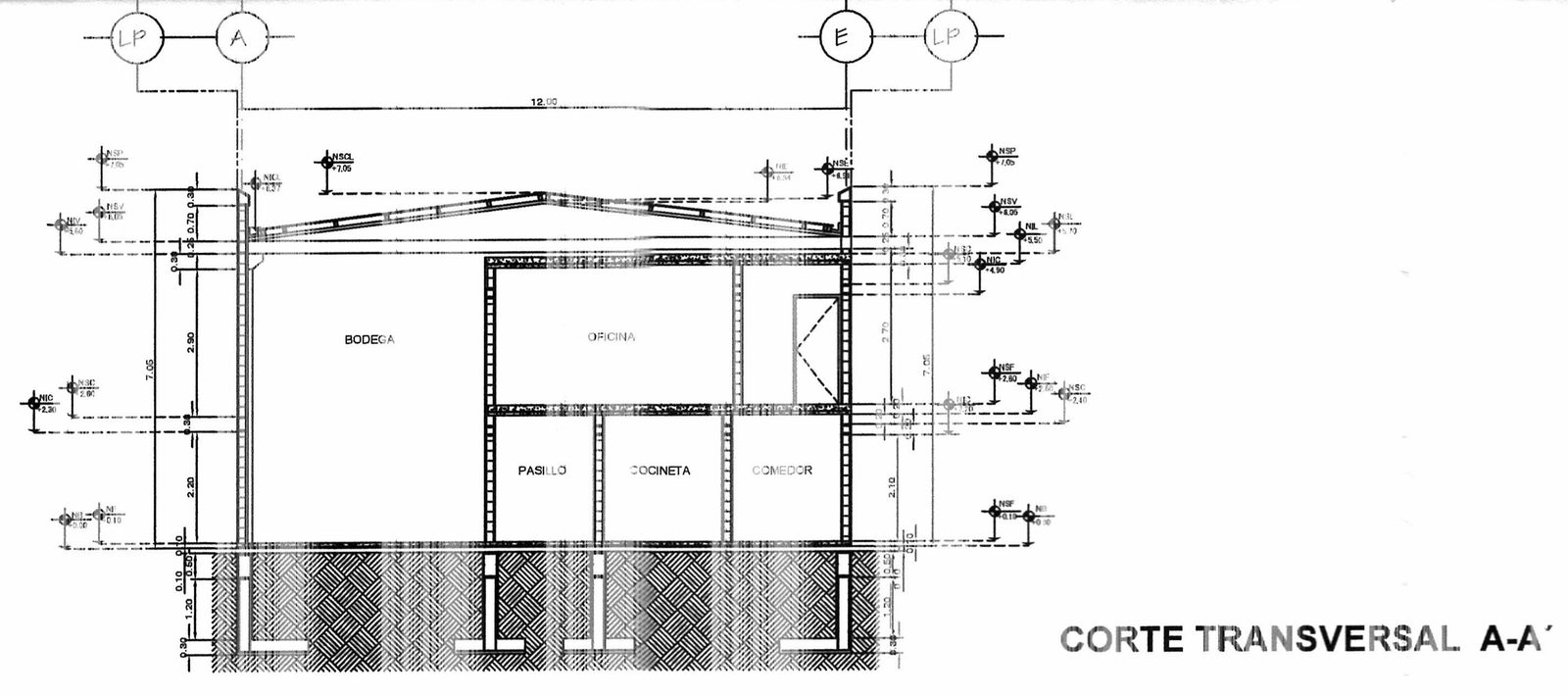 Corte transversal del plano oficial de 2018: bodega de doble altura, oficina en planta alta y, abajo, pasillo, cocineta y comedor, bajo el techo a dos aguas.