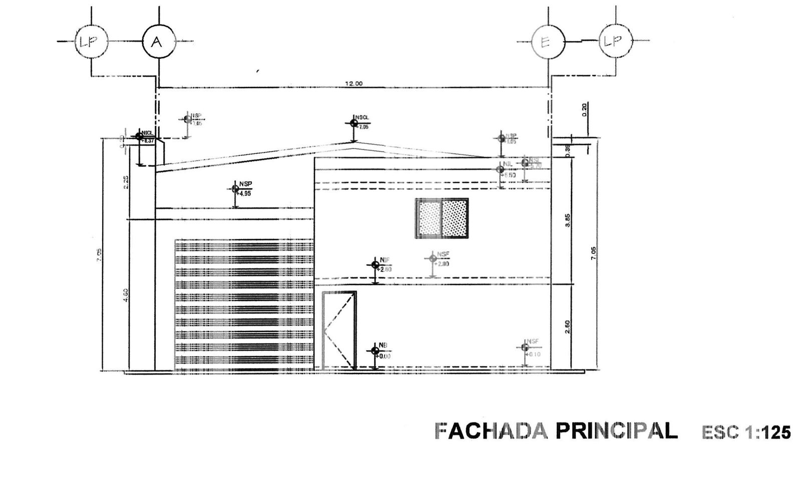 Fachada principal del plano oficial de 2018: cortina, puerta peatonal y ventana de la oficina, con la cumbrera a +7.05.