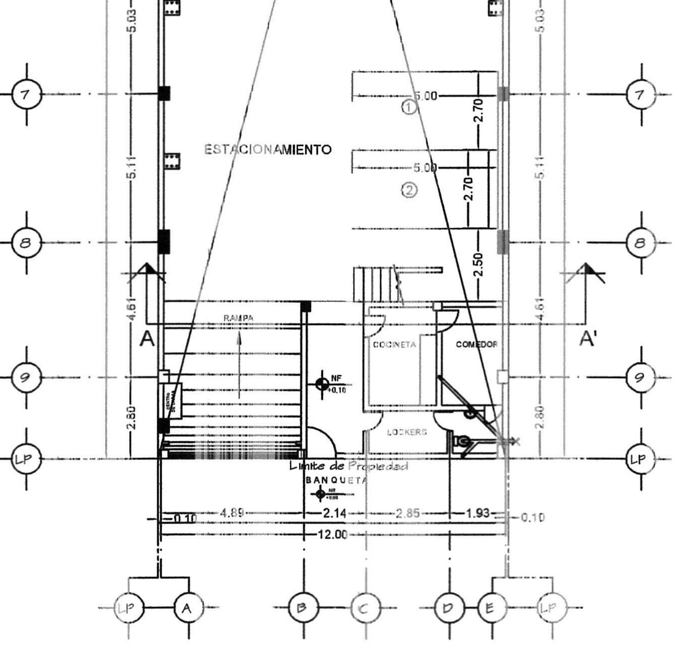 Planta baja del plano oficial de 2018, parte del frente: rampa de acceso, cocineta, comedor, lockers y baño, y los dos cajones de estacionamiento de 5.00 × 2.70 m.