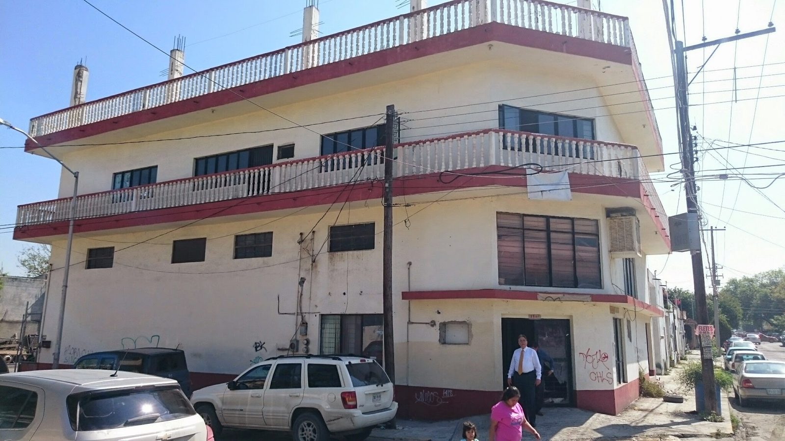 Fachada larga sobre la calle Chiapas, con el acceso 1501 en la esquina.