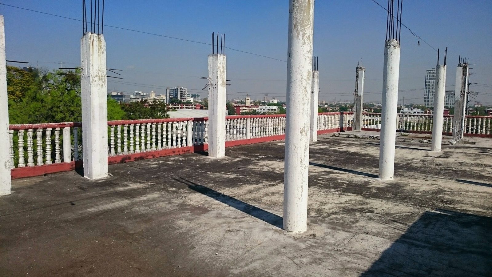 Azotea con balaustrada perimetral y columnas de concreto preparadas para un nivel más.